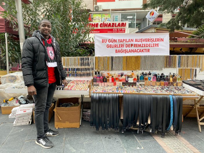 Senegalli seyyar satıcı Ebubekir, kazancını AFAD'a bağışladı #1