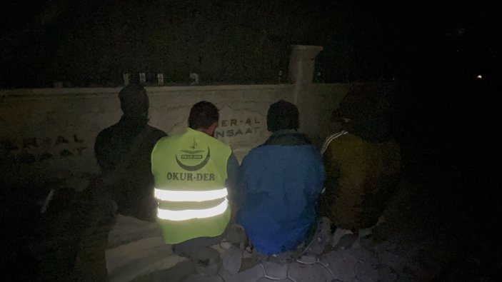 Hatay'da arama kurtarma ekipleri nöbetleşe akşam namazı kıldı
