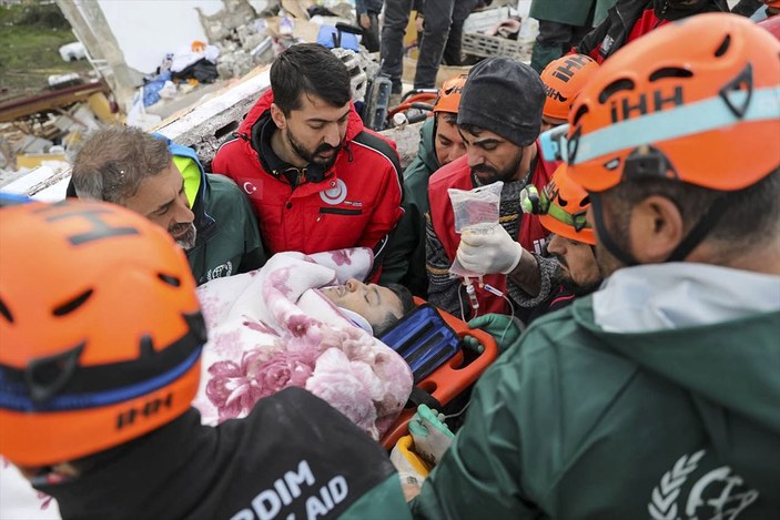 İHH'nin 65 arama kurtarma ekibi, 265 kişiyi enkazdan kurtardı