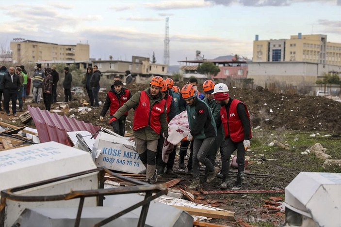 İHH'nin 65 arama kurtarma ekibi, 265 kişiyi enkazdan kurtardı