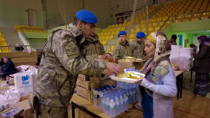 Mehmetçik köylere helikopterle yardım malzemesi ulaştırıyor