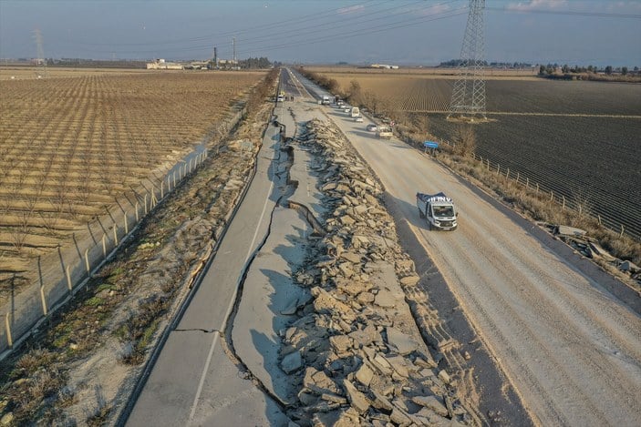Antakya'da fay hattının geçtiği yolda oluşan yarıklar görüntülendi