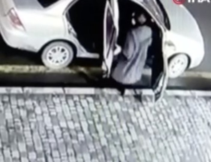 Azerbaycan'da Türkiye'ye yardım gönderen kadın, üstündeki ceketi de bıraktı