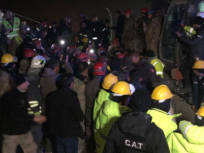 Gaziantep'te genç kız 159 saat sonra enkazdan sağ olarak çıkartıldı