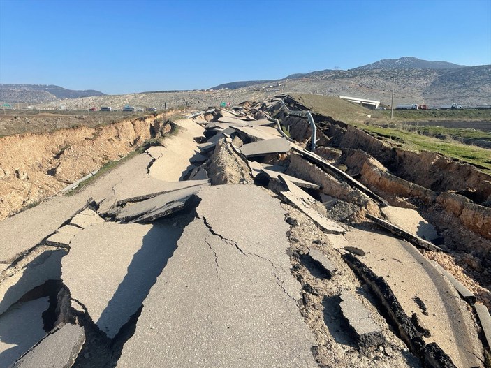 Kahramanmaraş'taki depremde bazı köy yolları yerle bir oldu