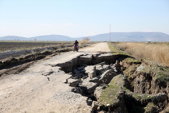 Kahramanmaraş'taki depremde bazı köy yolları yerle bir oldu