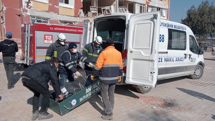 Hatay’daki cenazeler Antalya’dan gelen ekip tarafından defnediliyor