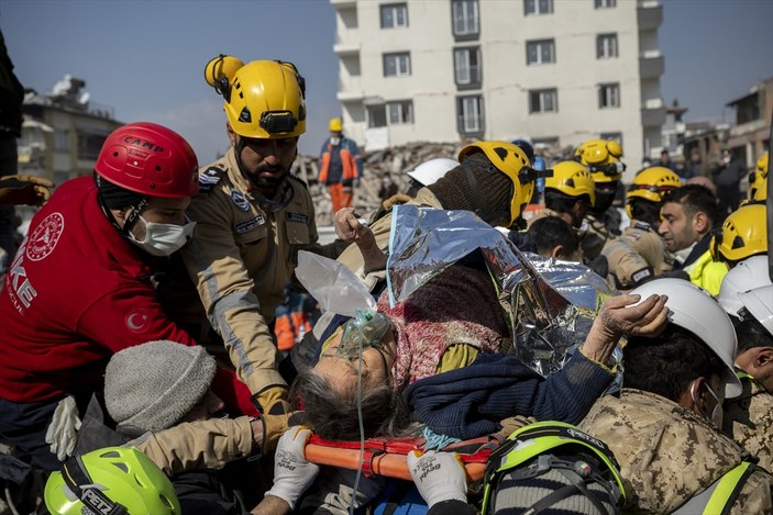 Hatay'daki enkazdan 176'ncı saatte bir kadın canlı çıkarıldı