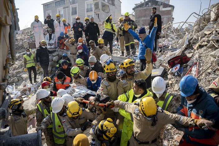 Hatay'daki enkazdan 176'ncı saatte bir kadın canlı çıkarıldı