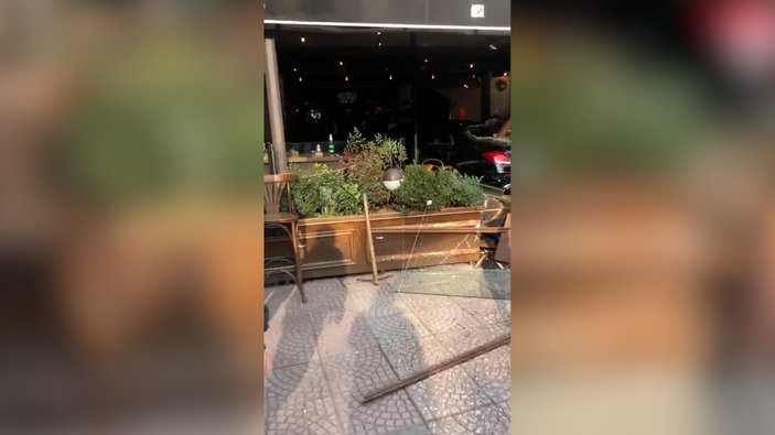 Bağdat Caddesi'nde kontrolden çıkan otomobil kafeye daldı