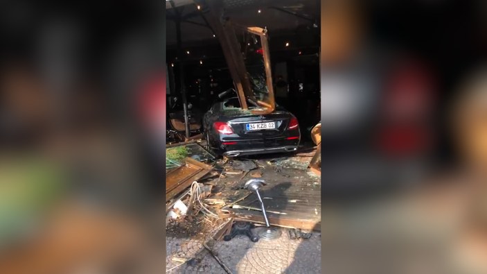 Bağdat Caddesi'nde kontrolden çıkan otomobil kafeye daldı