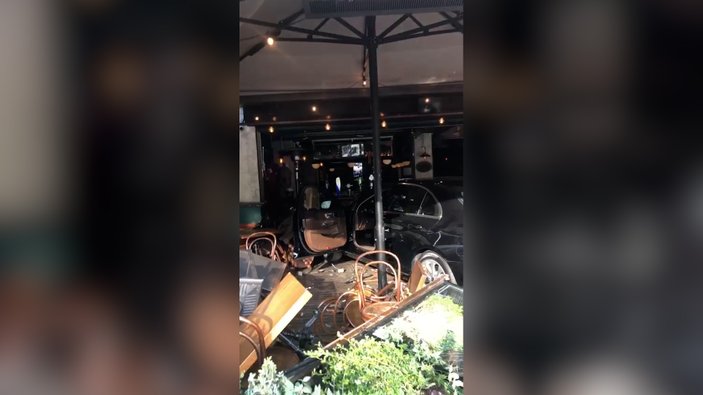 Bağdat Caddesi'nde kontrolden çıkan otomobil kafeye daldı