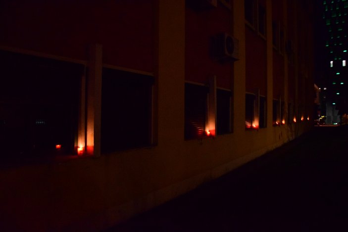 Depremde hayatını kaybedenler Arnavutluk'ta mum yakılarak anıldı