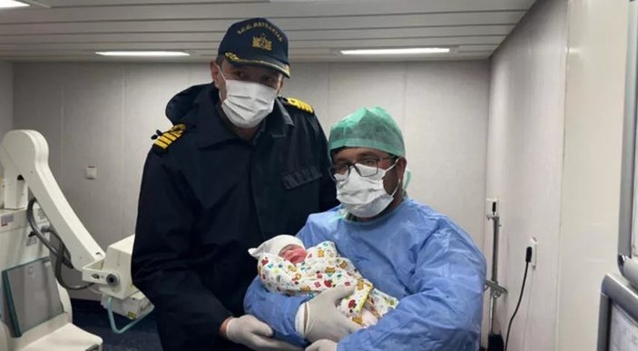 Depremzede hamile kadın, yüzer hastaneye dönüştürülen askeri gemide doğum yaptı