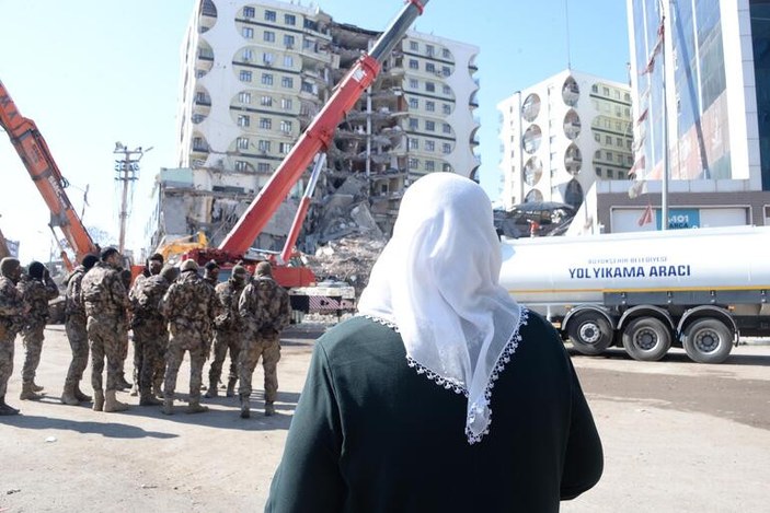 Diyarbakır'da kendisini enkazdan çıkaran özel harekat polisine sarılıp ağladı