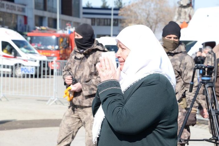 Diyarbakır'da kendisini enkazdan çıkaran özel harekat polisine sarılıp ağladı