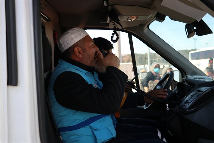 Hatay'da depremde bazı camilerin zarar görmesi nedeniyle ezanlar ambulanstan okunuyor