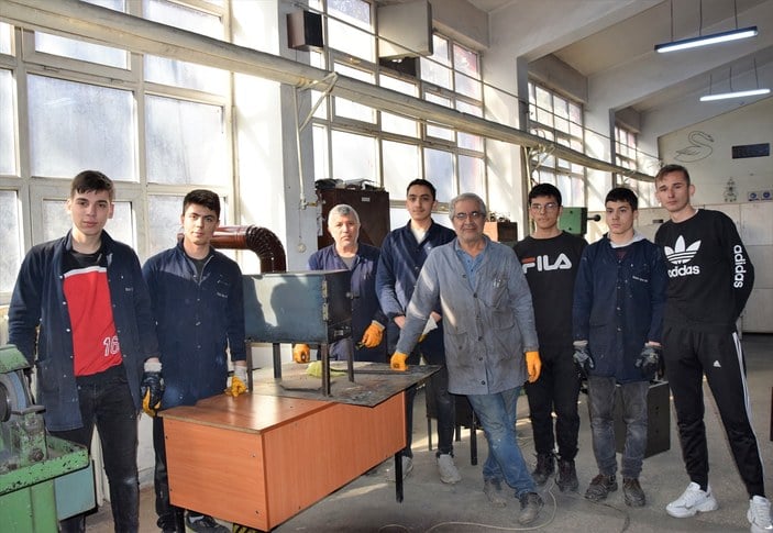 Okulları kapalı ama Bilecik'teki lise öğrencileri depremzedeler için soba üretiyor