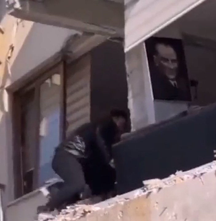 Yıkılma riski olan binadan Atatürk tablosunu kurtardı