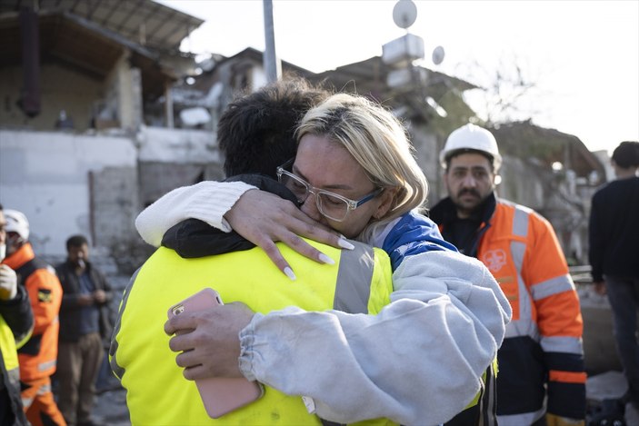 Hatay'da bir kadın ve iki çocuk 228'inci saatte kurtarıldı