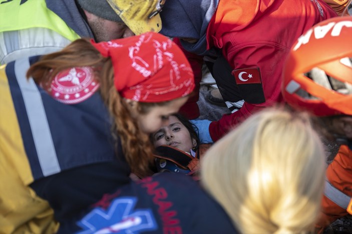 Hatay'da bir kadın ve iki çocuk 228'inci saatte kurtarıldı