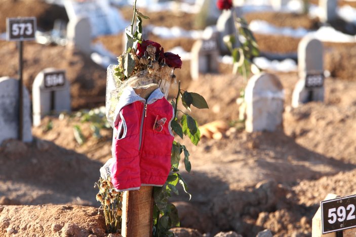Malatya'da vefat edenlerin mezar taşlarına son giydikleri asılıyor