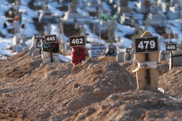 Malatya'da vefat edenlerin mezar taşlarına son giydikleri asılıyor
