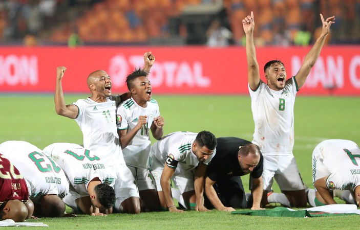 Cezayirliler maç sonu secde etti