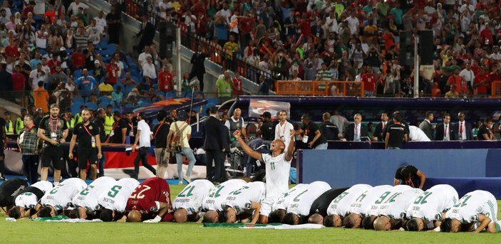 Cezayirliler maç sonu secde etti
