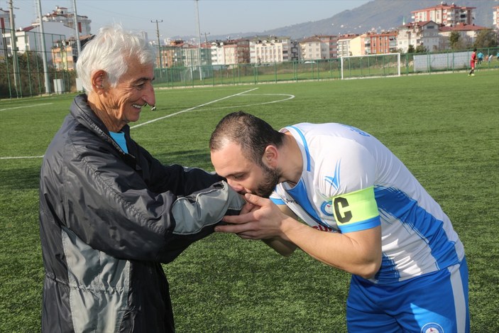81 yaşındaki antrenör, ilk günkü heyecanıyla sahalarda