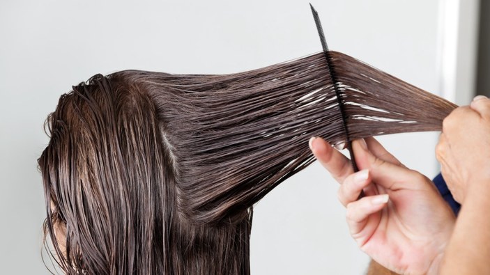 Saç düzleştirme işleminin fazlası zarar