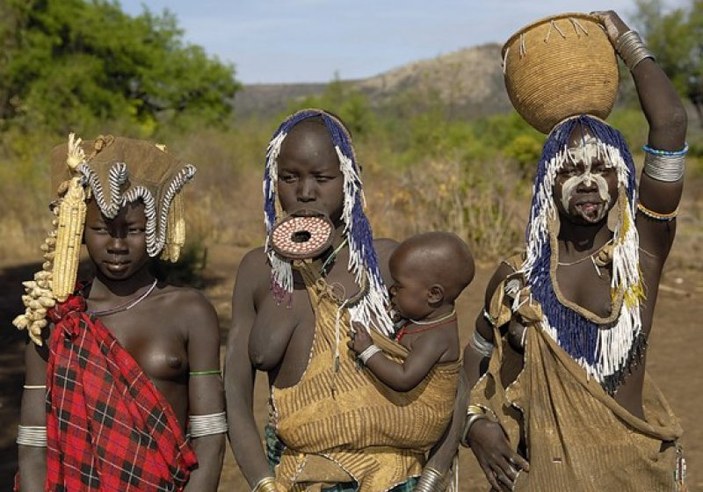 Afrika'da kalan son göçebe kabilelerden büyüleyici portreler 