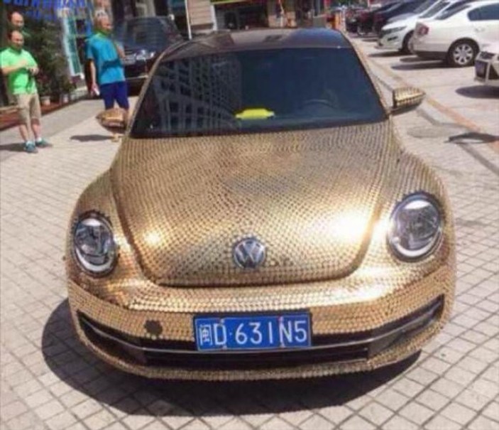 Volkswagen Beetle bozuk parayla kaplandı