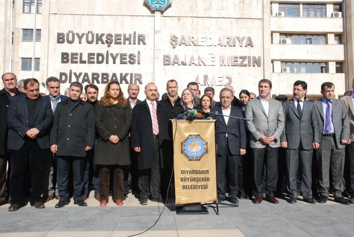 Diyarbakır'da DİSKİ DEDAŞ'ın önüne hendek kazdı