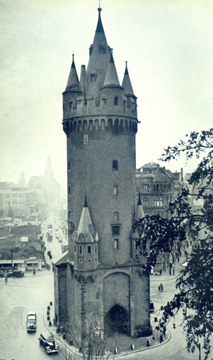 Plazaların arasında yer alan tarihi kale