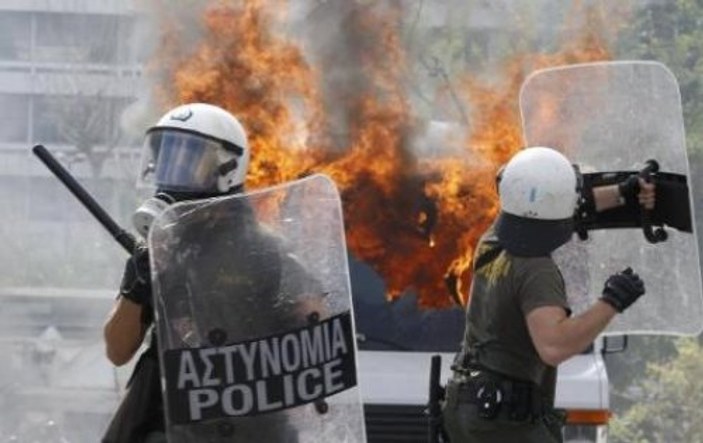Atina'da halk isyanda