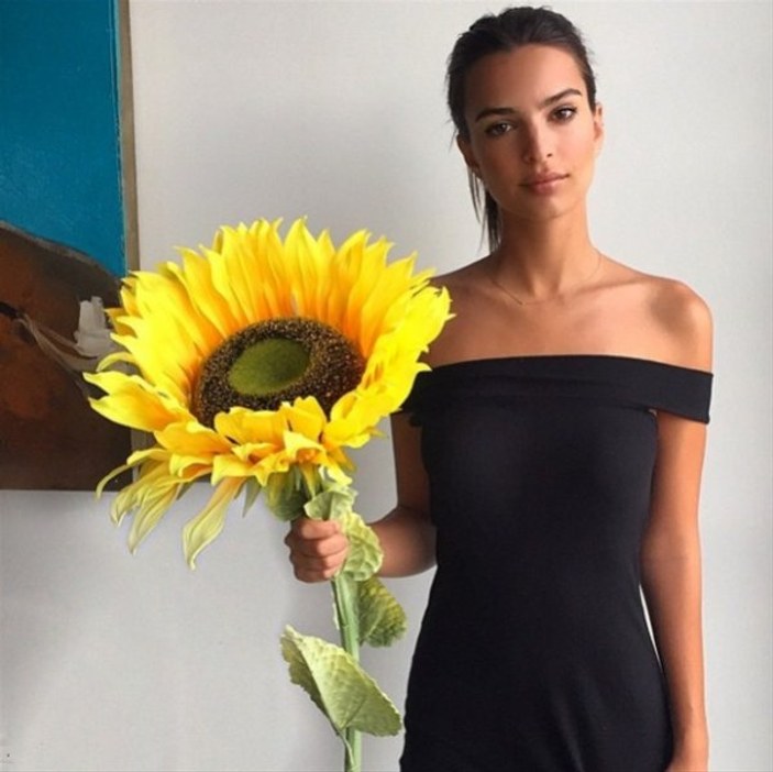 Ünlü model Emily Ratajkowski Instagram'da büyüledi