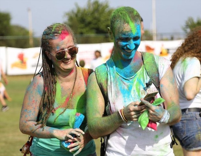 Antalya'daki renkli festivalde 2 ton boya kullanıldı