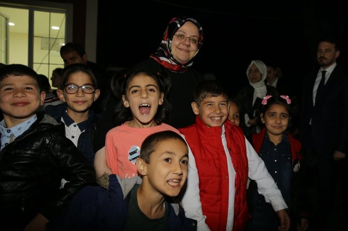 Bakan Selçuk'tan yaşlıları ve çocukları güldüren ziyaret