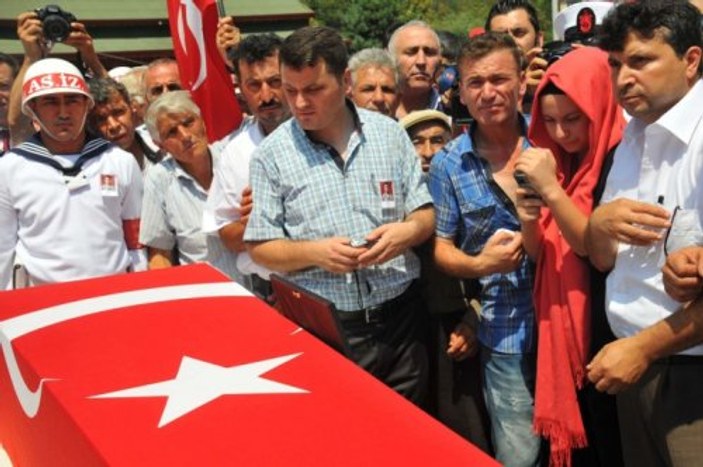 Türkiye şehitlerine ağlıyor 