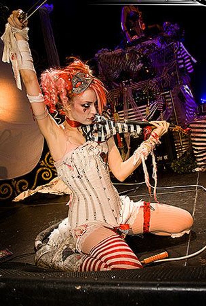 Dünyaca ünlü seksi kemancı Emilie Autumn