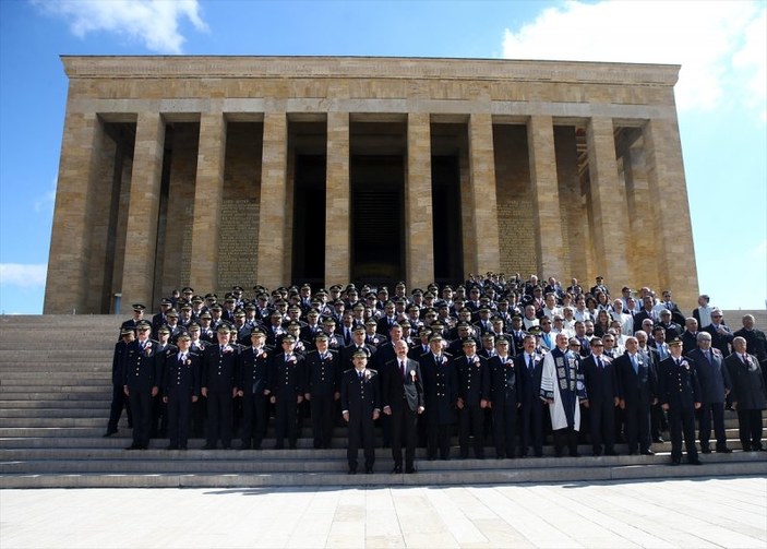Türk Polis Teşkilatı Anıtkabir'e gitti