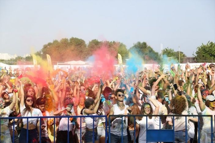 Antalya'daki renkli festivalde 2 ton boya kullanıldı