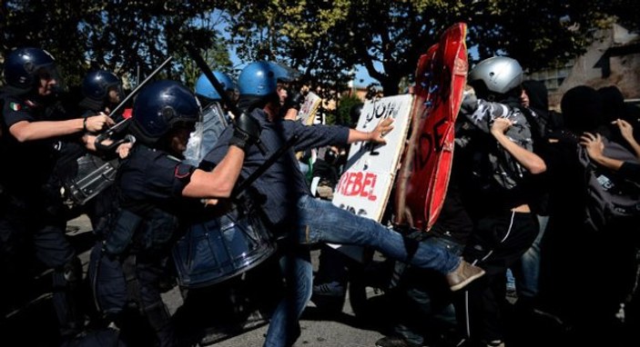 İtalya'da göstericilere sert müdahale
