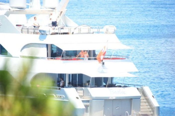 Ünal Aysal Cennet Koyu'nda tatil yapıyor