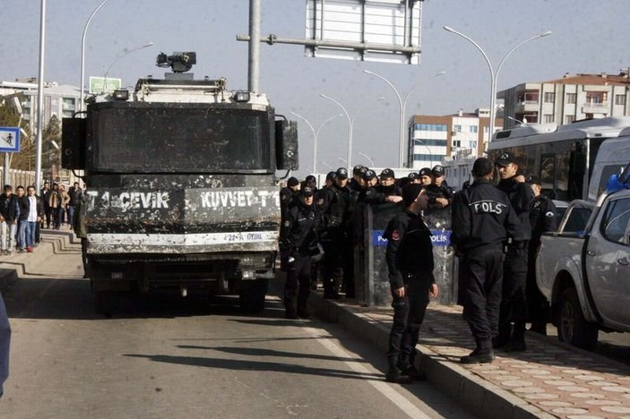 Diyarbakır'da DİSKİ DEDAŞ'ın önüne hendek kazdı