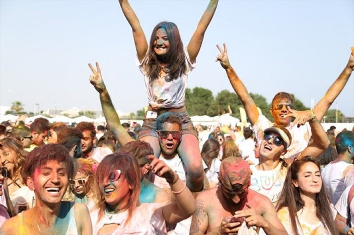 Antalya'daki renkli festivalde 2 ton boya kullanıldı