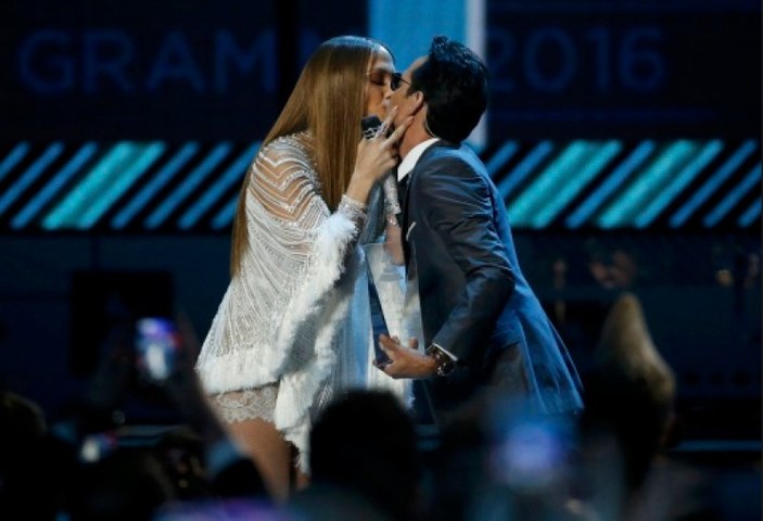 Jennifer Lopez eski eşiyle dudak dudağa