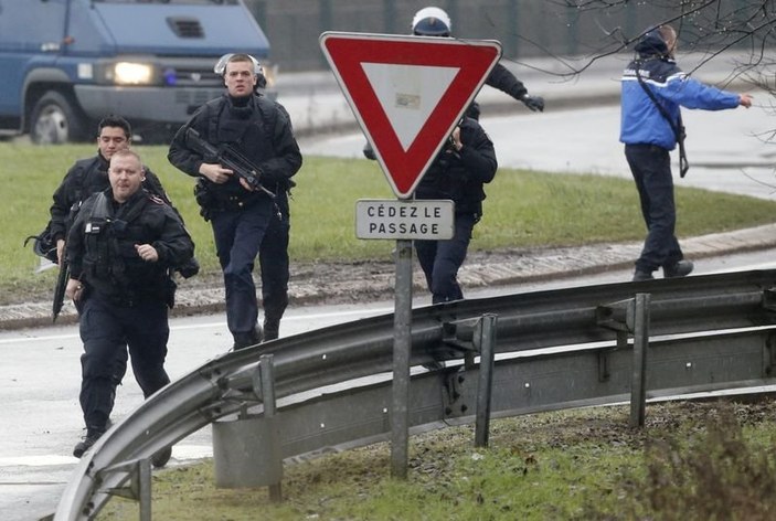 Charlie Hebdo zanlıları ile polis arasında kovalamaca