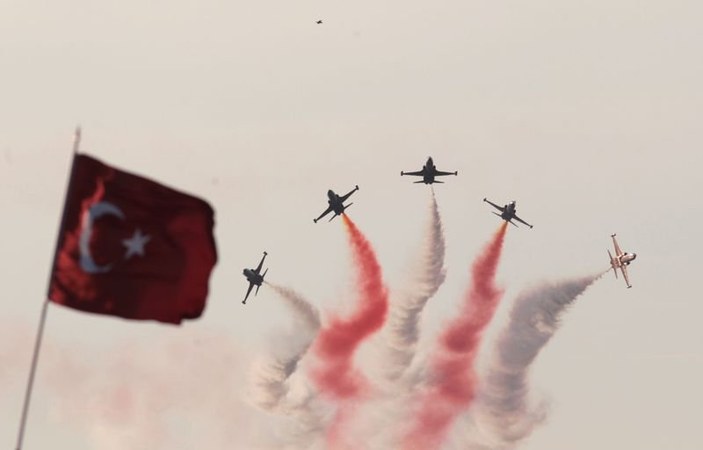 Türk Yıldızları'ndan İzmir'de müthiş gösteri